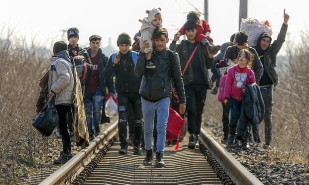 Thousands gather at Turkish border to cross into Greece